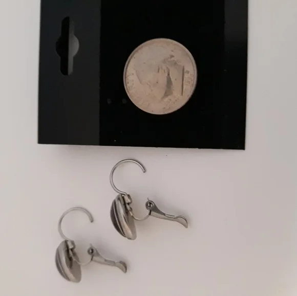 Leopard Heart leverback earrings - Picture 3 of 3